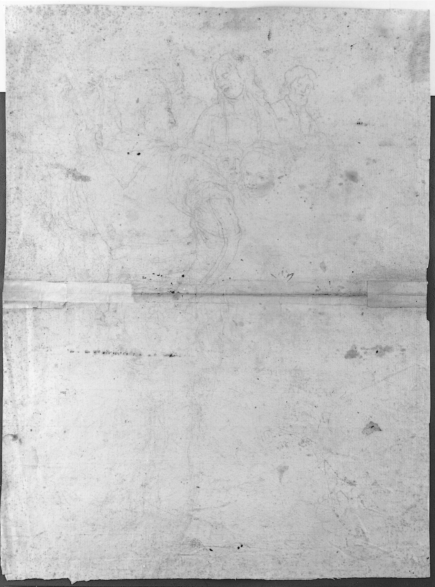 Stående kriger foran en gruppe mænd og kvinder og en skitse af et barns hoved og højre fod